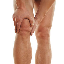 Болит сзади под коленом – почему и что делать?